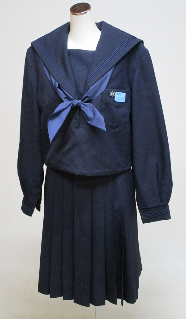 ★市立　十三中学校冬セーラー上下セット（バッチ・名札付）